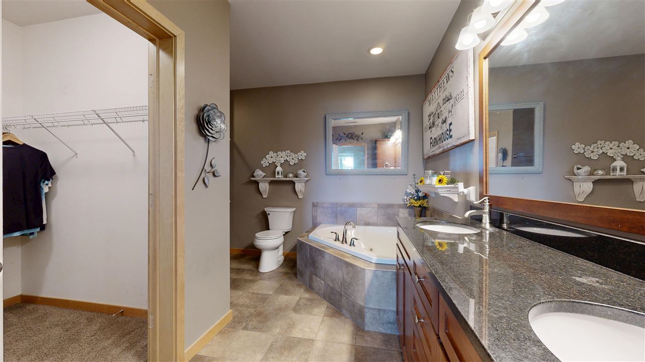 1092 Walnut Avenue Riverside IA 52327