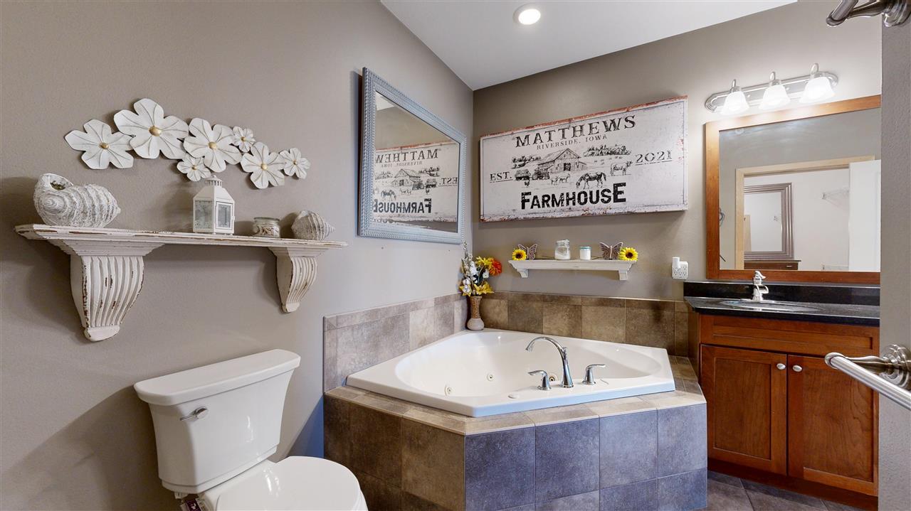 1092 Walnut Avenue Riverside IA 52327