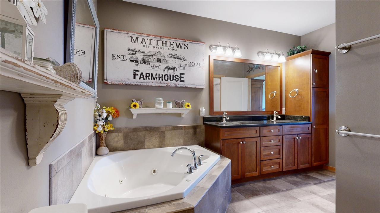 1092 Walnut Avenue Riverside IA 52327