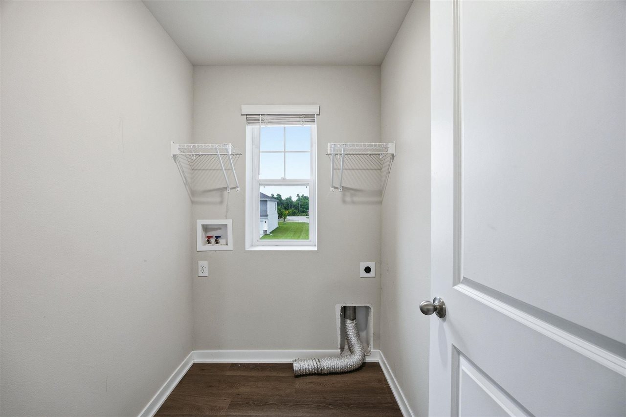 827 Oak Drive Palo IA 52324