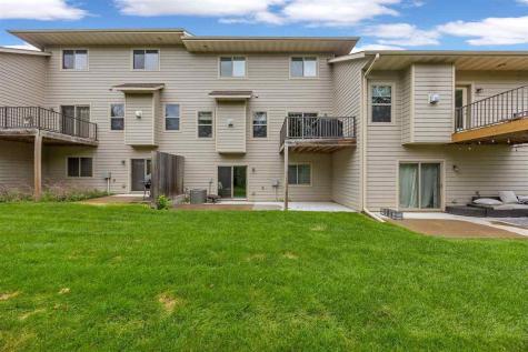 6 Holiday Ridge Lane Coralville IA 52241