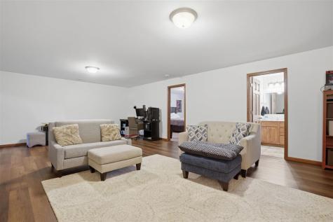 568 Meadow Oak Circle Fairfax IA 52228
