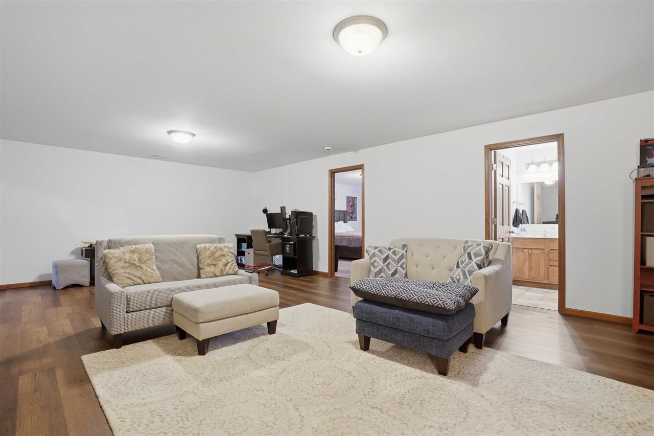 568 Meadow Oak Circle Fairfax IA 52228