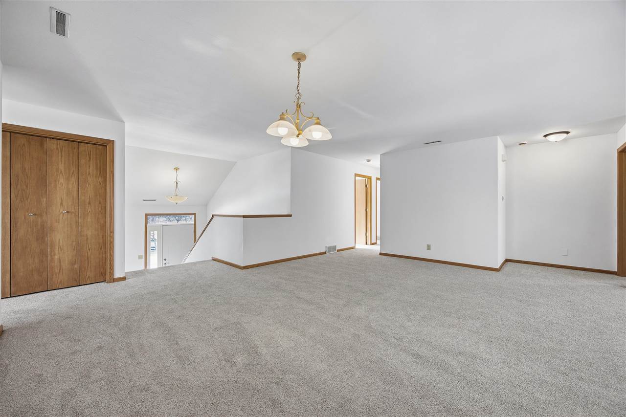 1224 Litchfield Drive Hiawatha IA 52233
