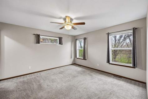 562 Meadow Oak Circle Fairfax IA 52228
