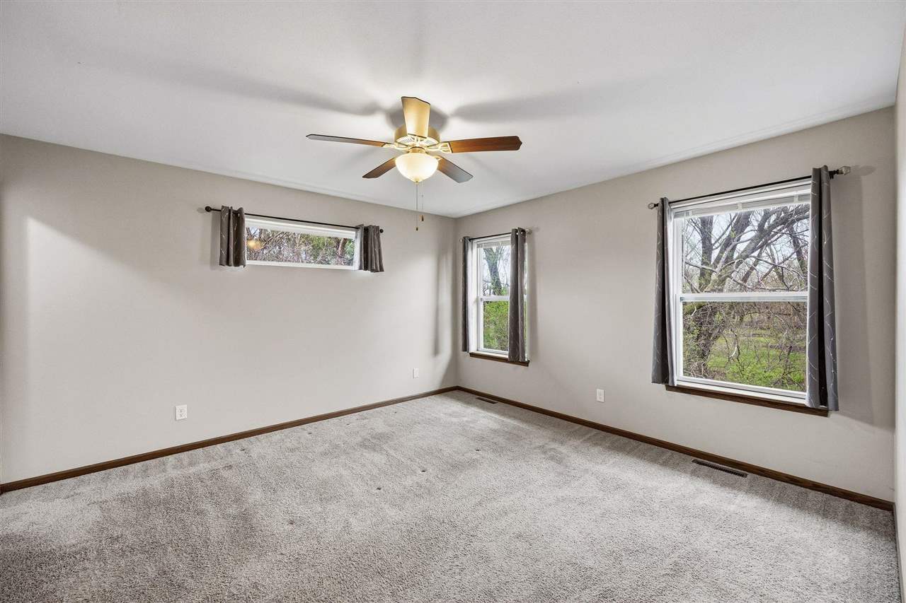 562 Meadow Oak Circle Fairfax IA 52228