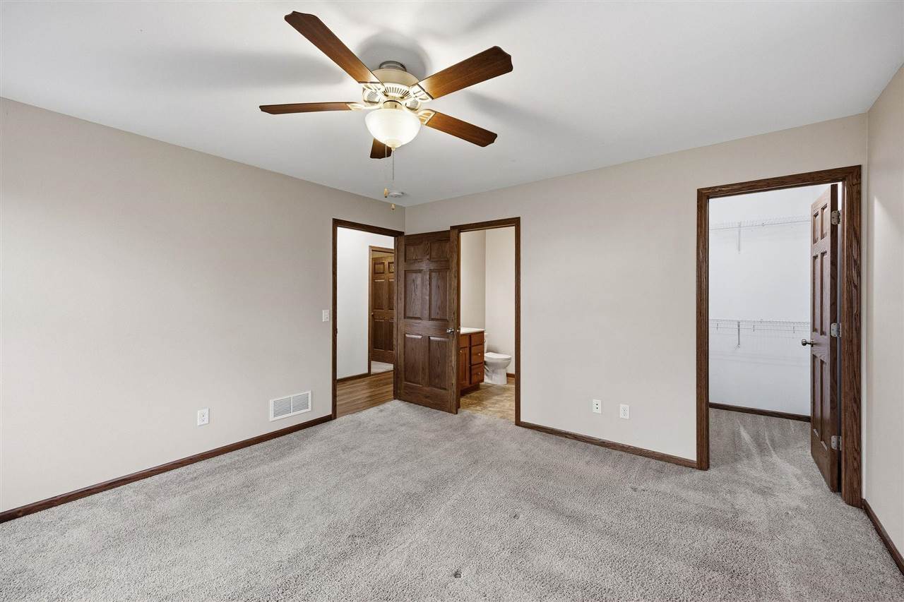 562 Meadow Oak Circle Fairfax IA 52228