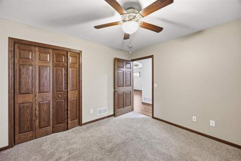 562 Meadow Oak Circle Fairfax IA 52228