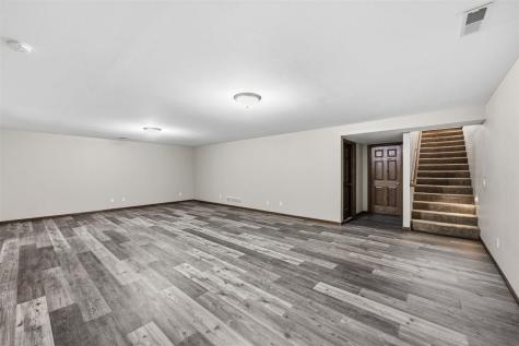 562 Meadow Oak Circle Fairfax IA 52228