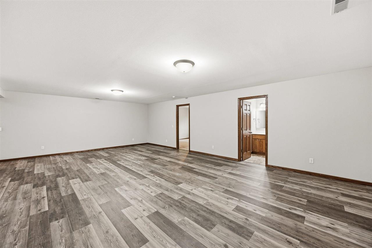 562 Meadow Oak Circle Fairfax IA 52228