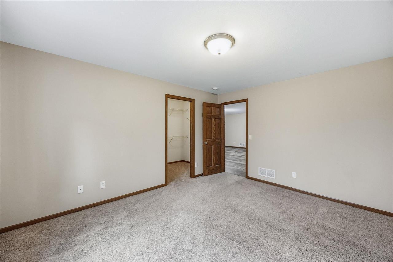 562 Meadow Oak Circle Fairfax IA 52228