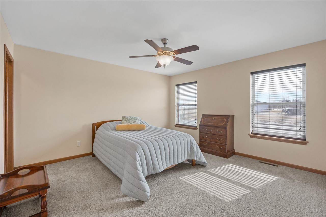 552 Meadow Oak Circle Fairfax IA 52228