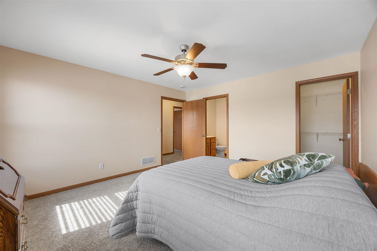 552 Meadow Oak Circle Fairfax IA 52228