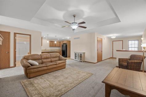 552 Meadow Oak Circle Fairfax IA 52228