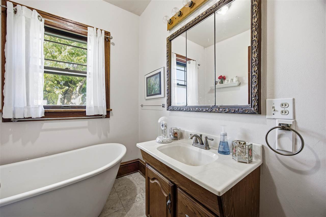 1981 White Oak Avenue Solon IA 52333