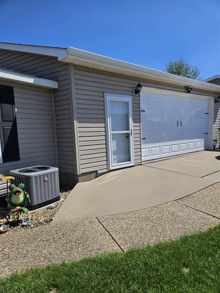 343 Mosswood Lane Iowa City IA 52246