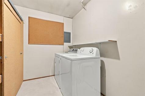 408 E Main Hills IA 52235