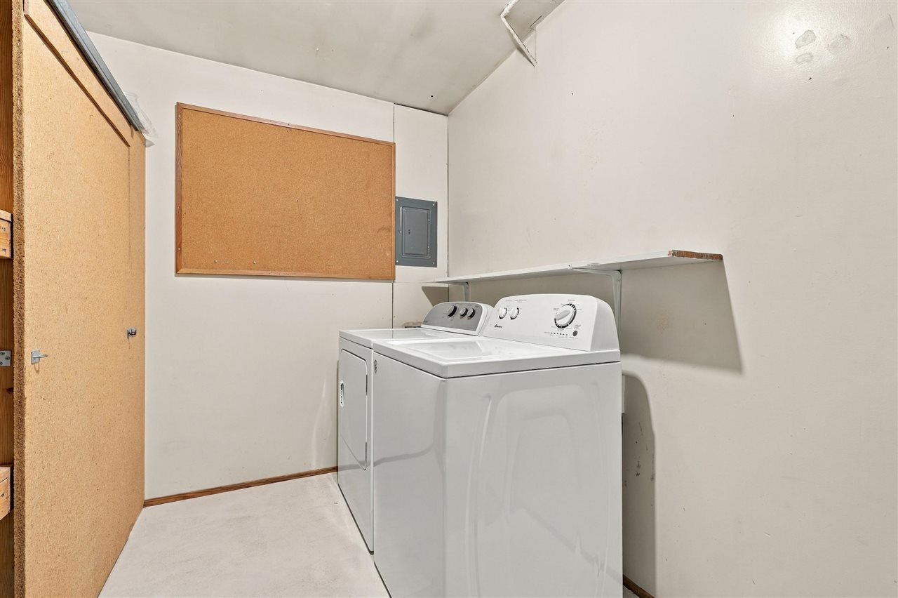 408 E Main Hills IA 52235