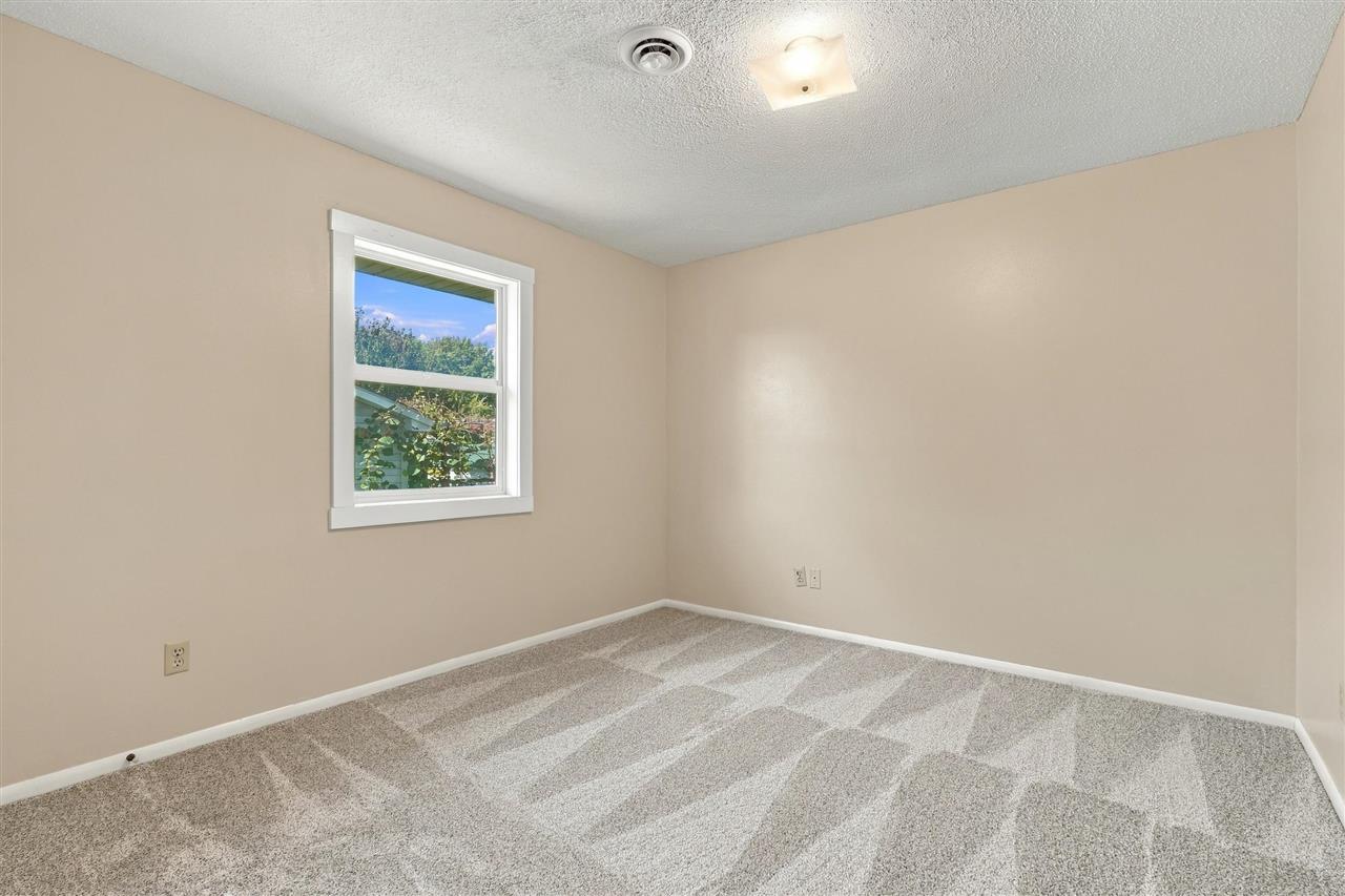 408 E Main Hills IA 52235
