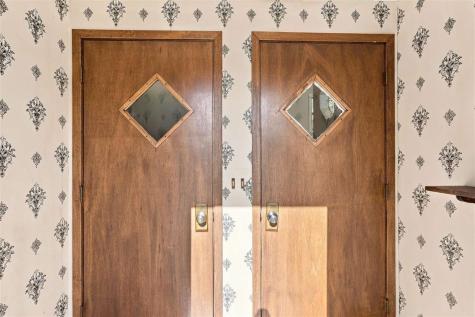 408 E Main Hills IA 52235