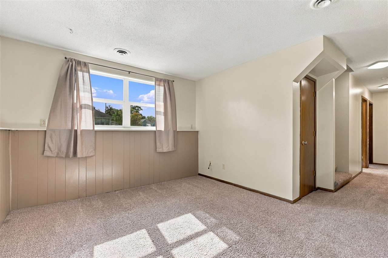 408 E Main Hills IA 52235