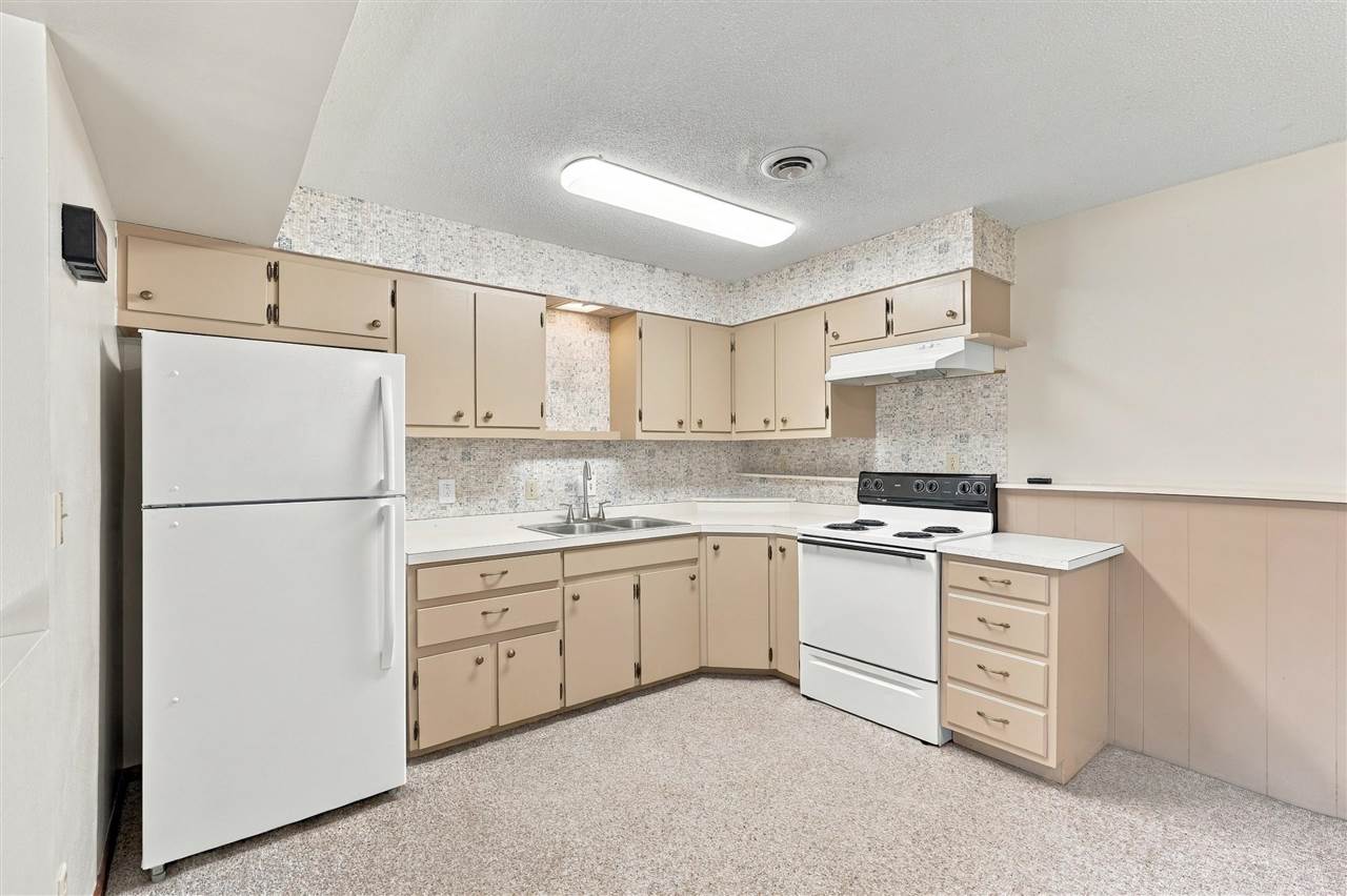 408 E Main Hills IA 52235