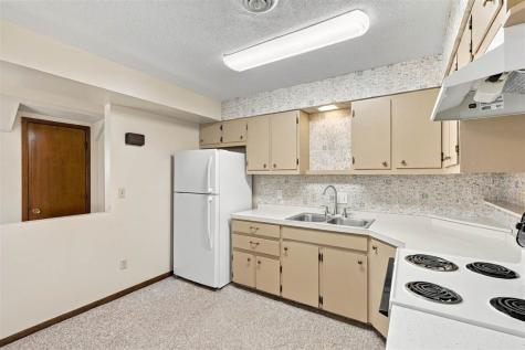 408 E Main Hills IA 52235