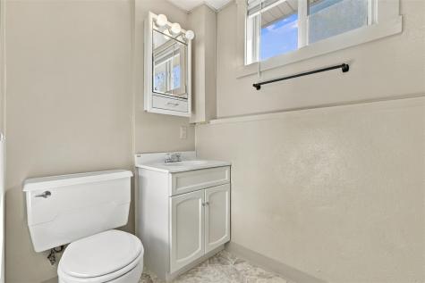 408 E Main Hills IA 52235