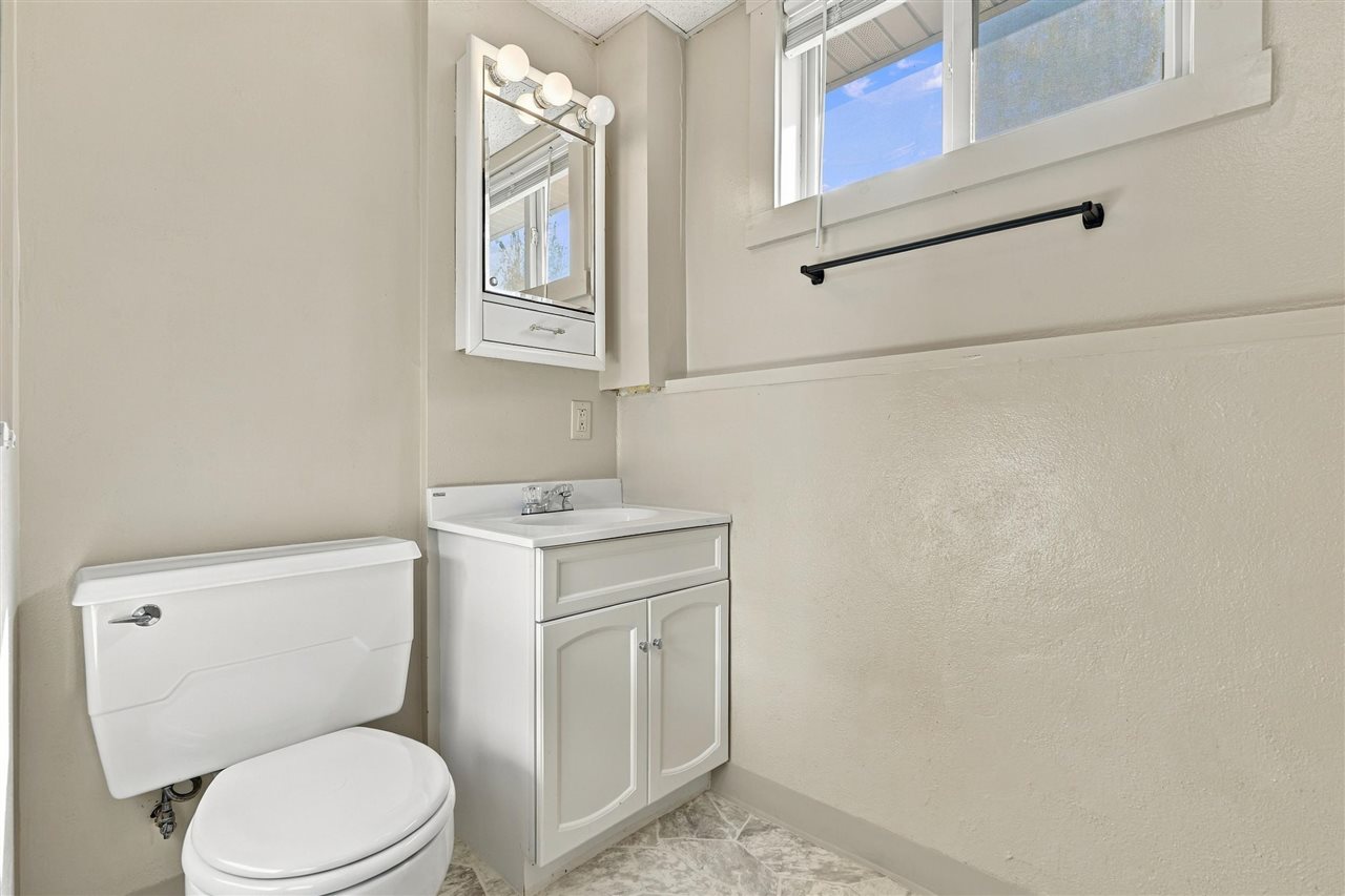 408 E Main Hills IA 52235