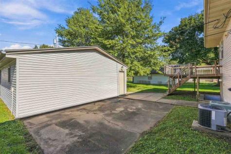 408 E Main Hills IA 52235