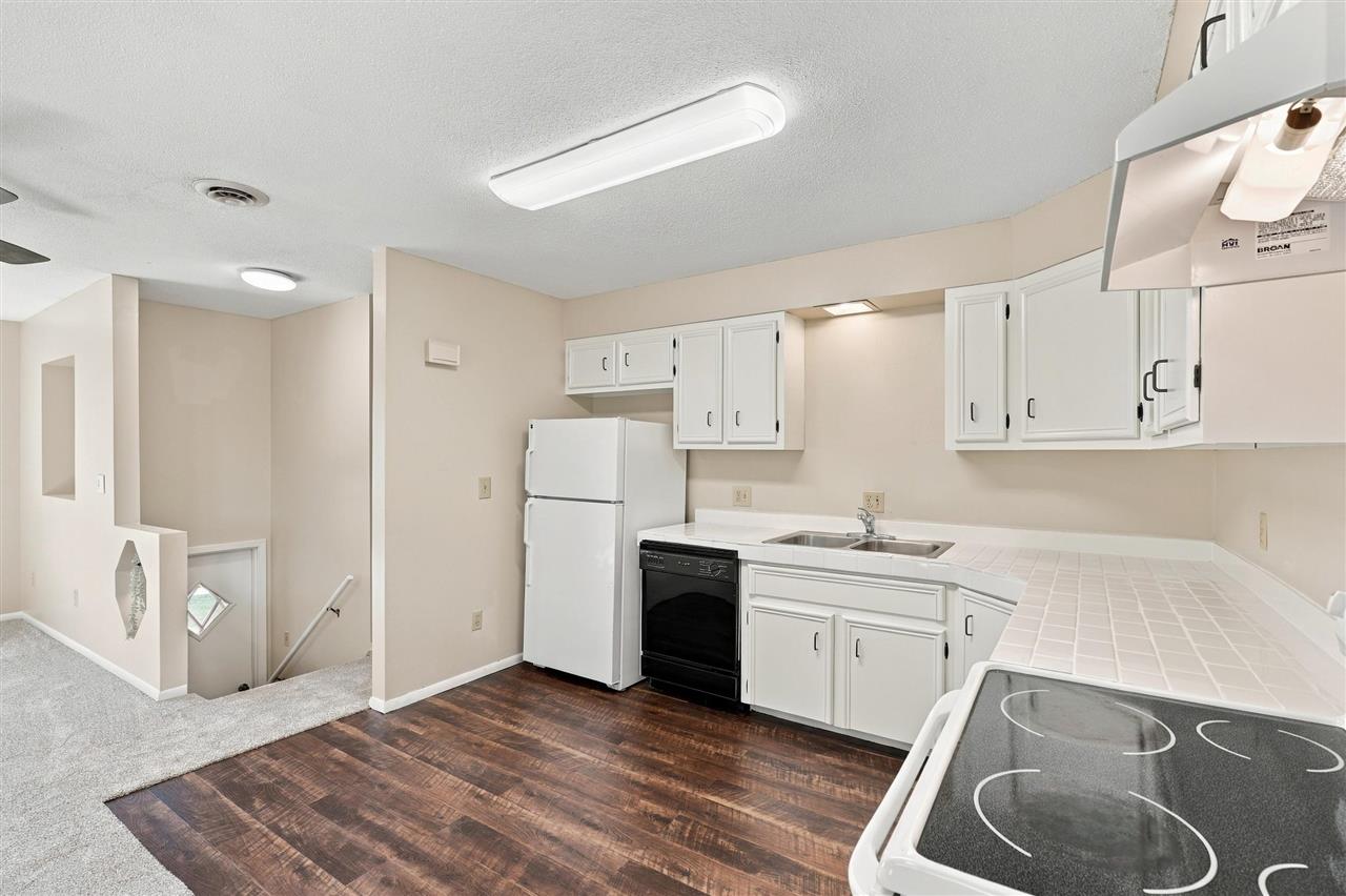 408 E Main Hills IA 52235