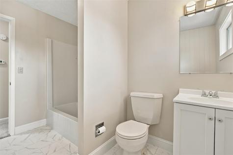 408 E Main Hills IA 52235