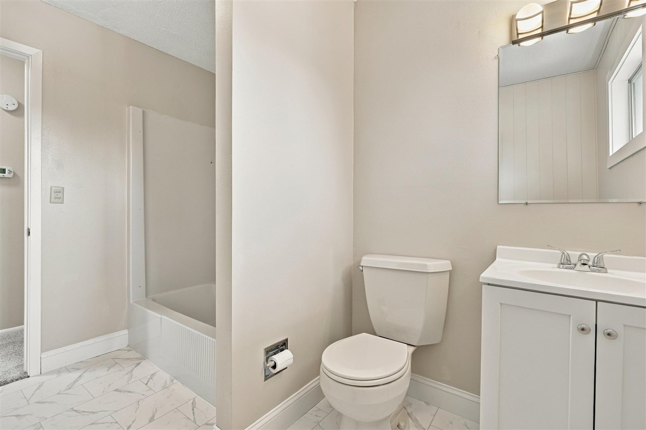 408 E Main Hills IA 52235