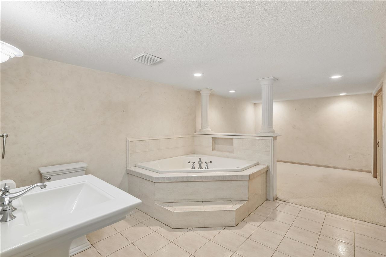 405 6th Street Victor IA 52347