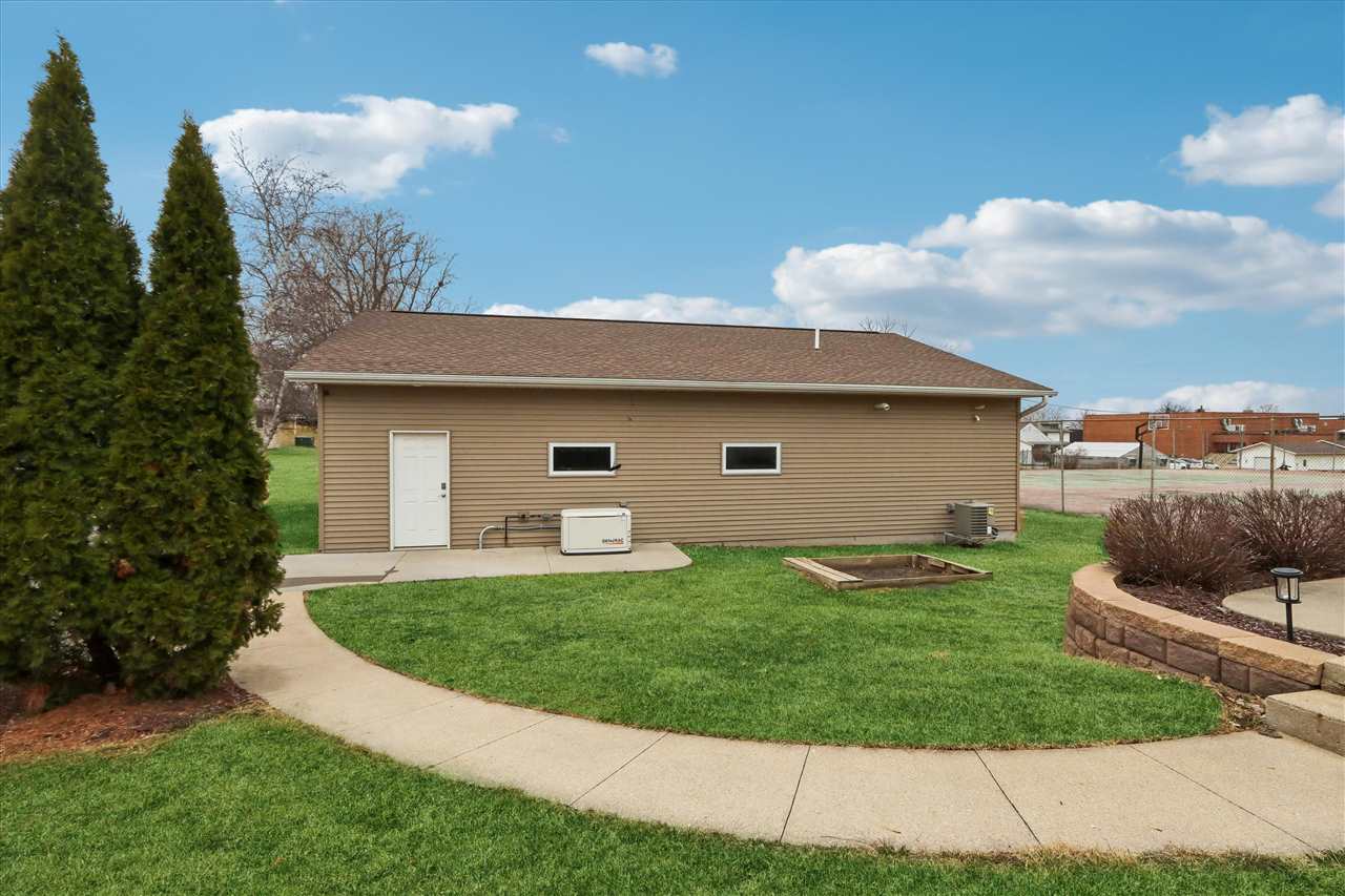 405 6th Street Victor IA 52347