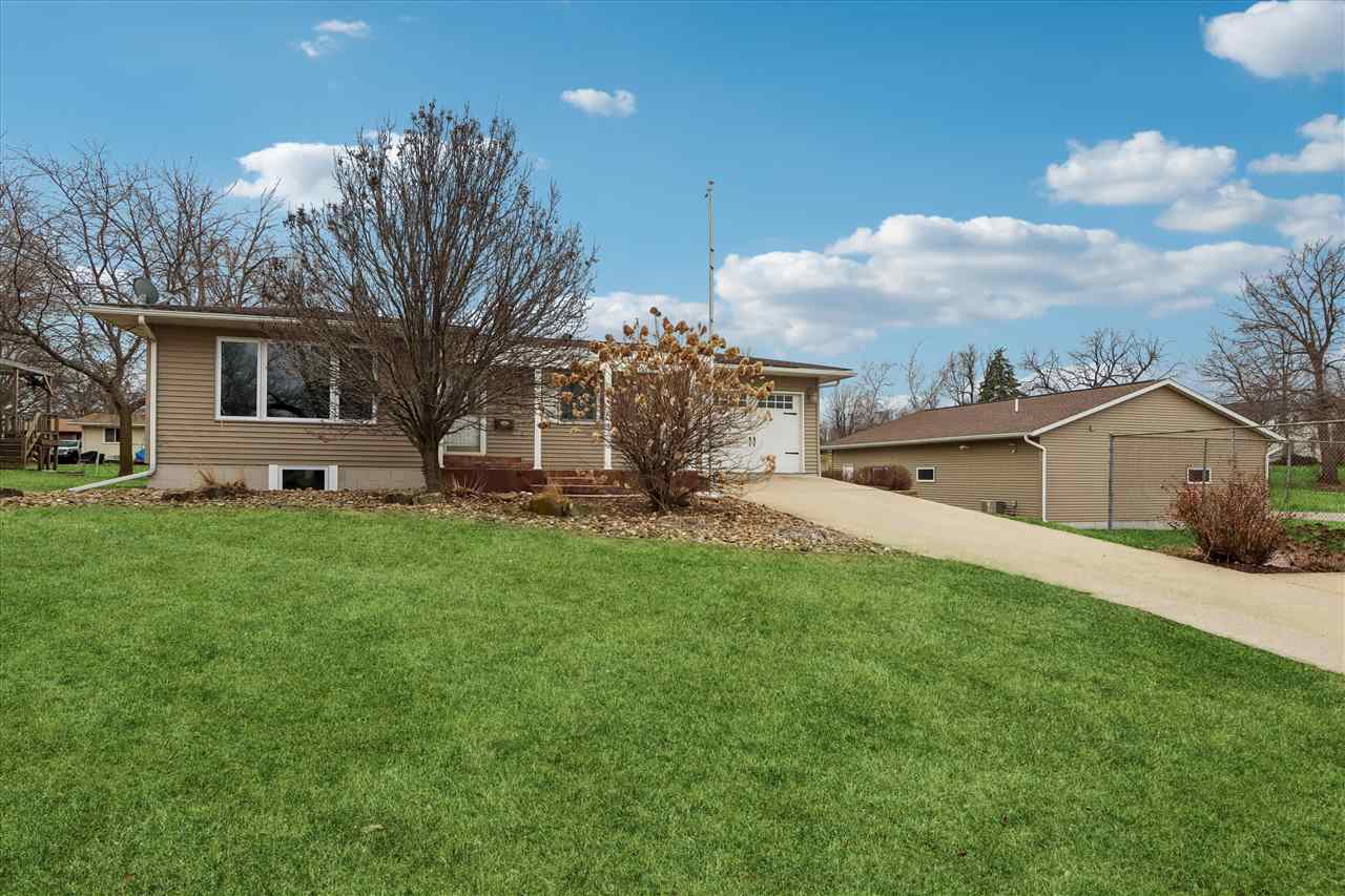 405 6th Street Victor IA 52347