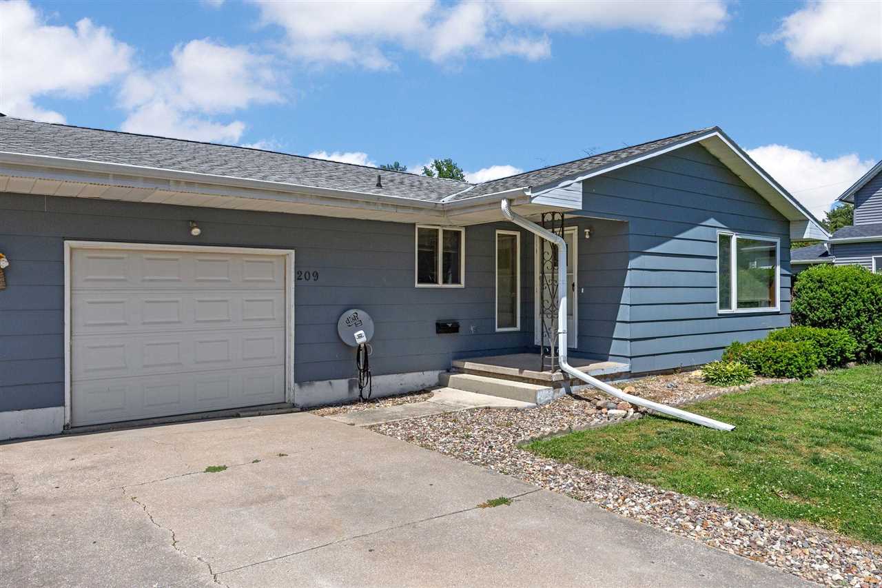 207 & 209 E Adams Street New London IA 52645