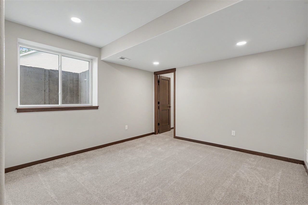 718 Pointer Circle Center Point IA 52213