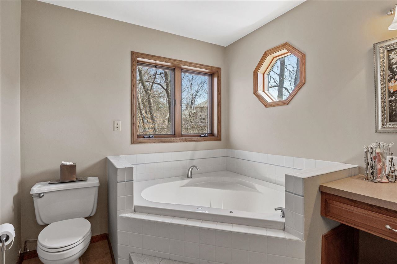 1514 Park Ridge Drive NW Swisher IA 52338
