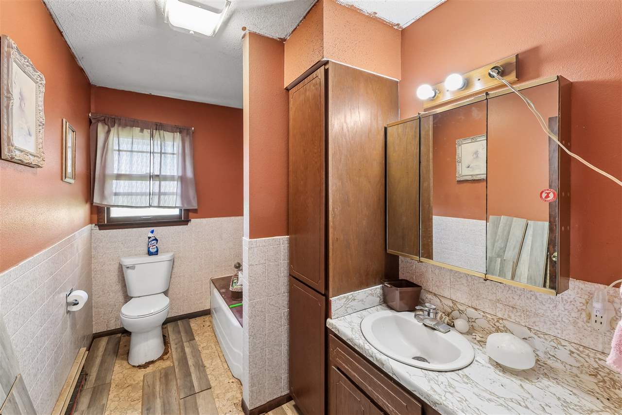 1742 520th Avenue Deep River IA 52222