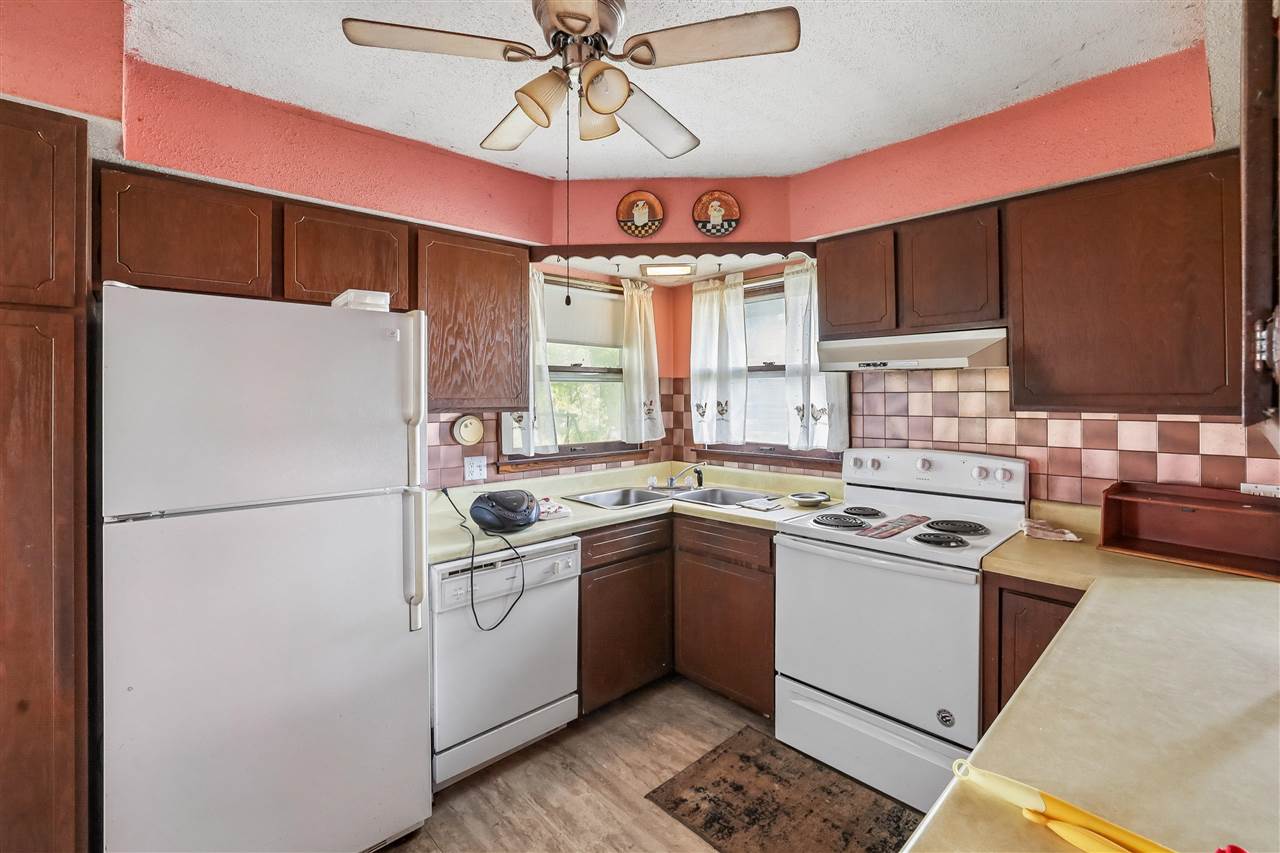 1742 520th Avenue Deep River IA 52222