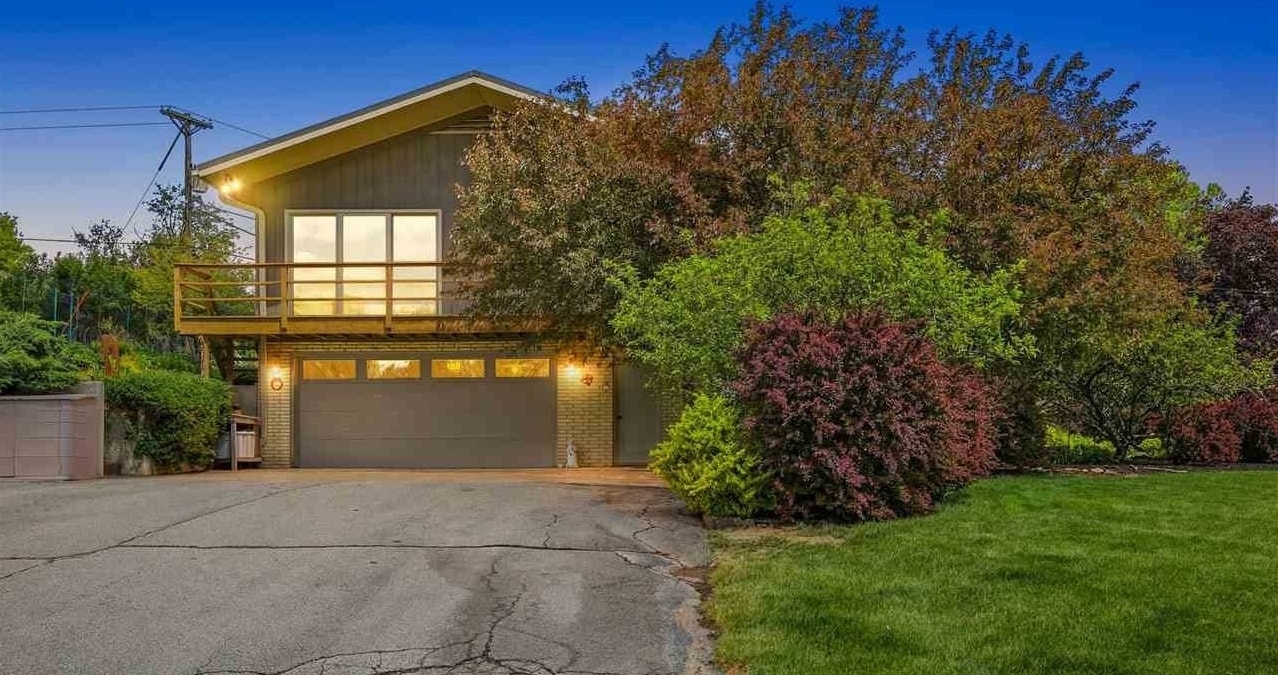 21 Fairview Knoll NE Iowa City IA 52240