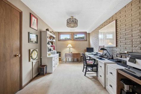 21 Fairview Knoll NE Iowa City IA 52240
