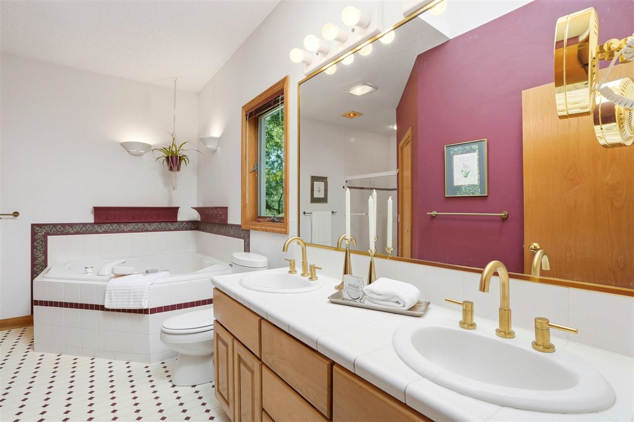 4672 Fox Lane NE Iowa City IA 52240