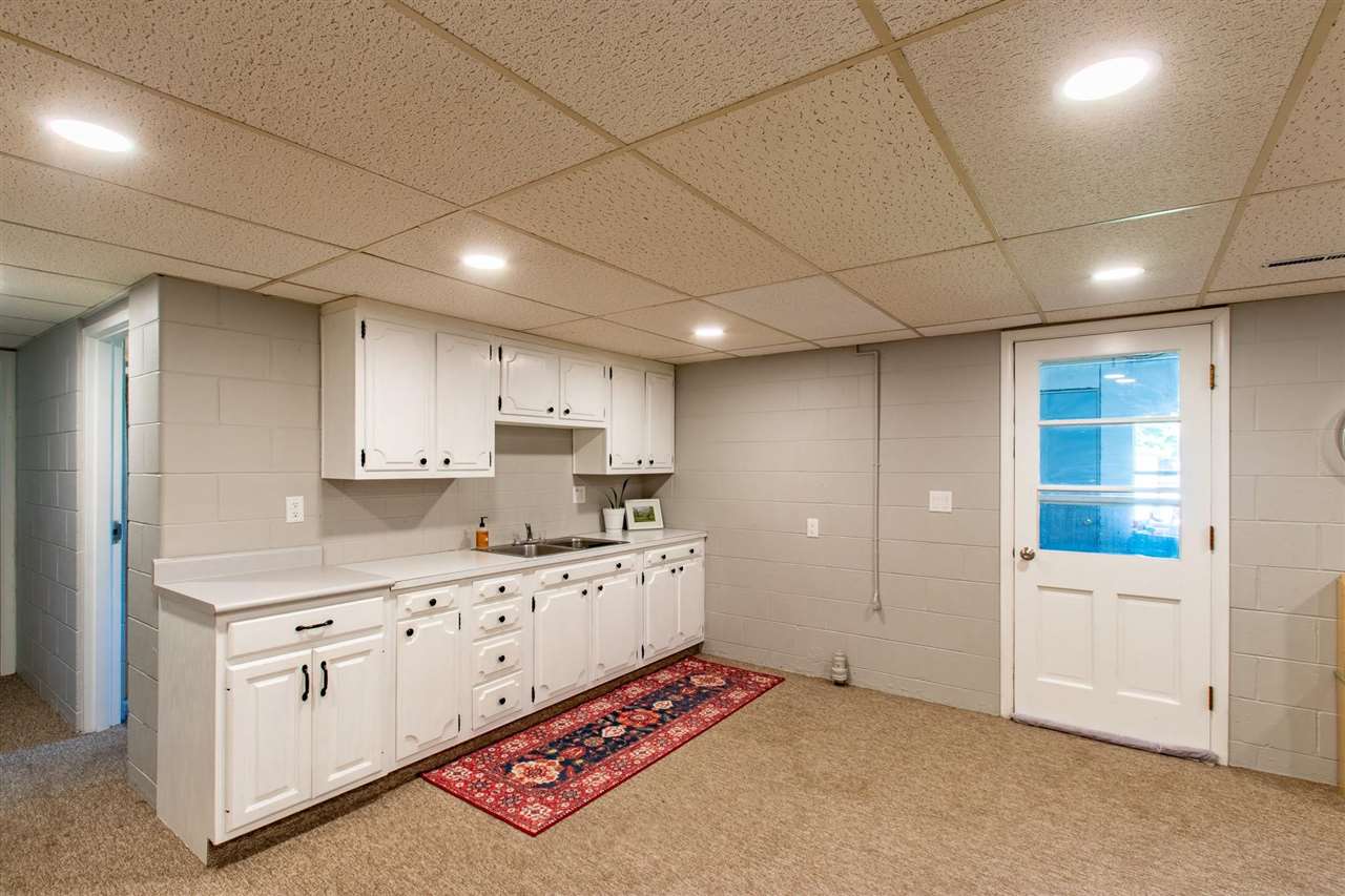 833 3rd Place Kalona IA 52247-9495