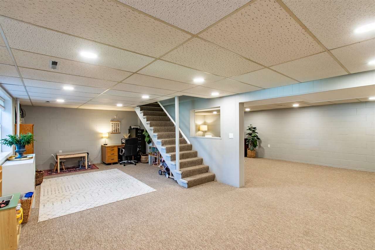 833 3rd Place Kalona IA 52247-9495