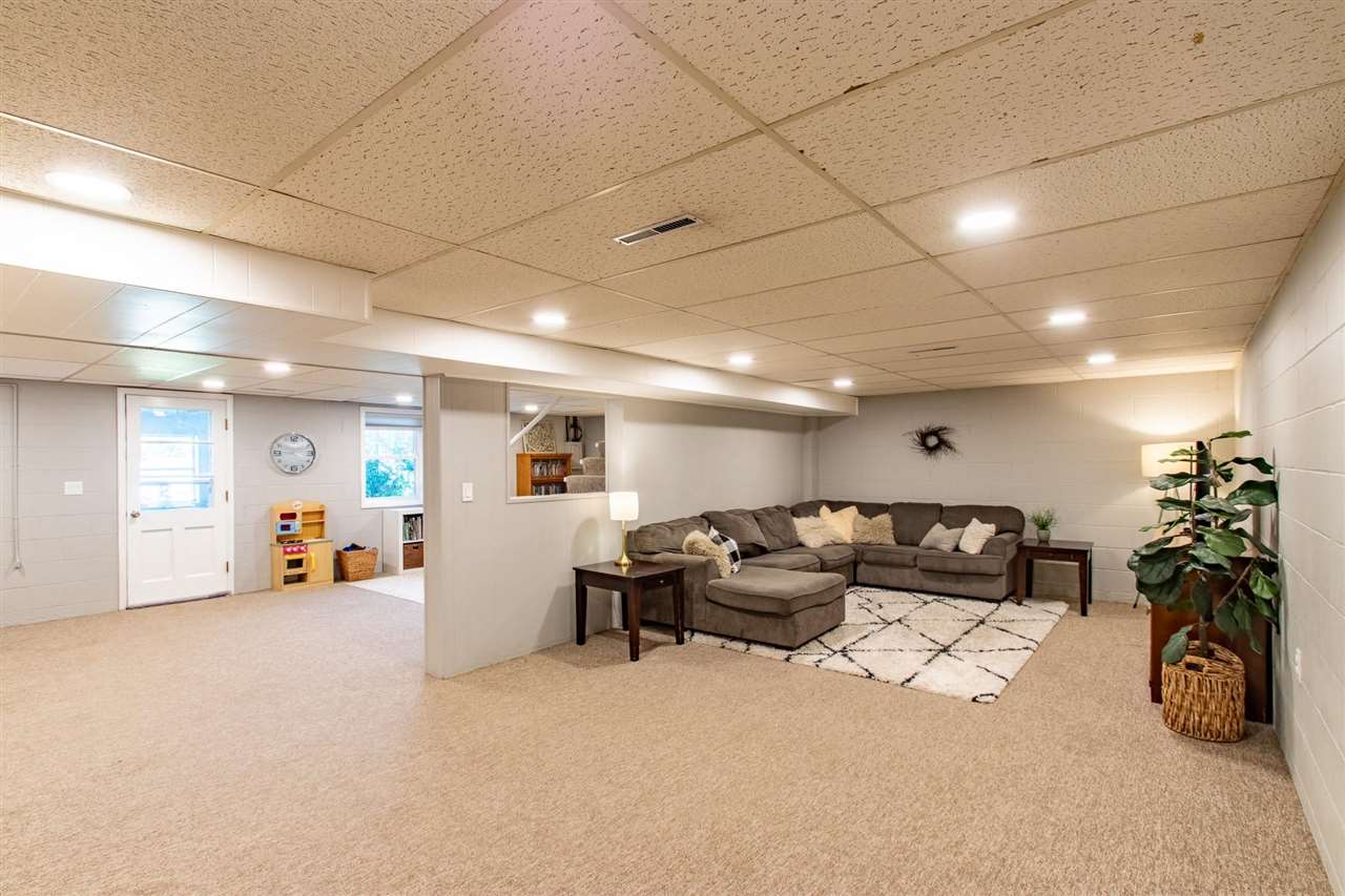 833 3rd Place Kalona IA 52247-9495