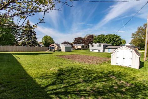 833 3rd Place Kalona IA 52247-9495