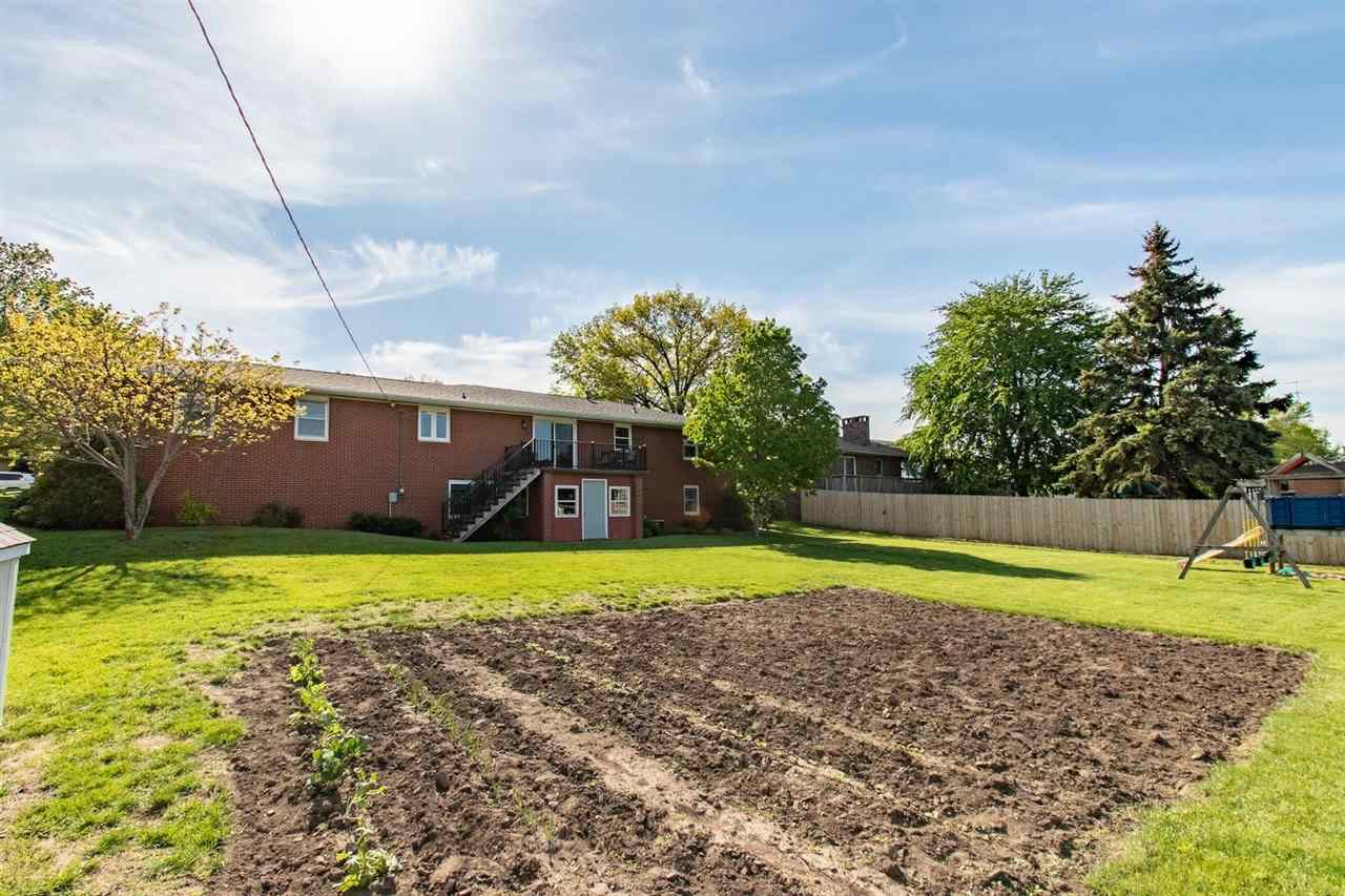 833 3rd Place Kalona IA 52247-9495