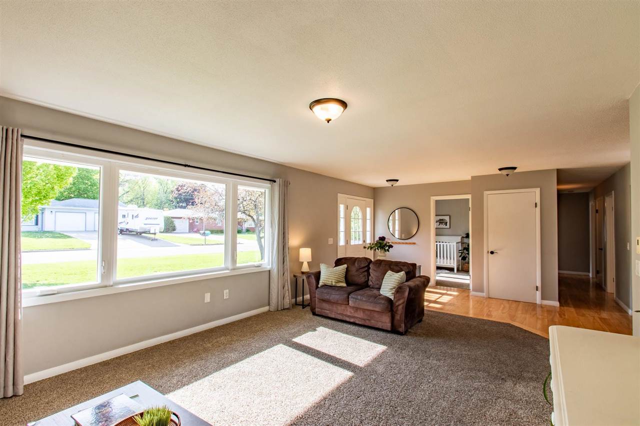 833 3rd Place Kalona IA 52247-9495